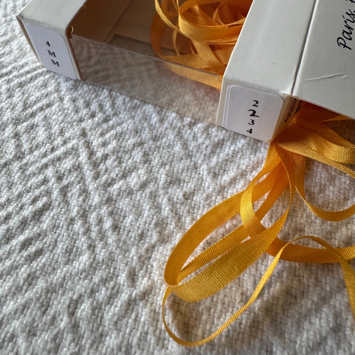 Cinta de seda 4mm Au ver à soie Oro 2234