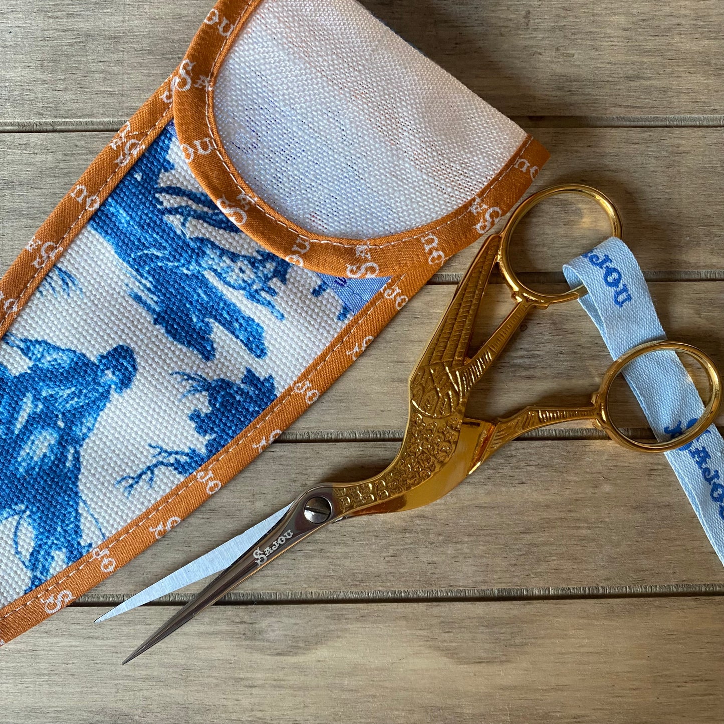 Tijeras Cigüeña Grande + Estuche Toile de Jouy - Sajou.