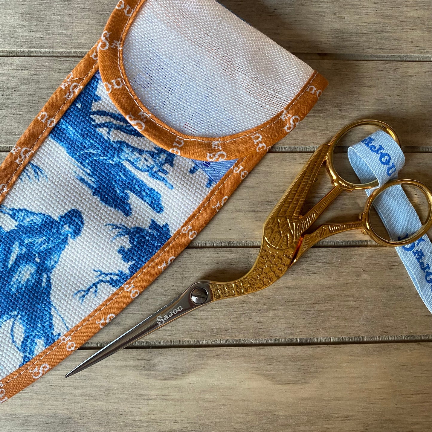 Tijeras Cigüeña Grande + Estuche Toile de Jouy - Sajou.