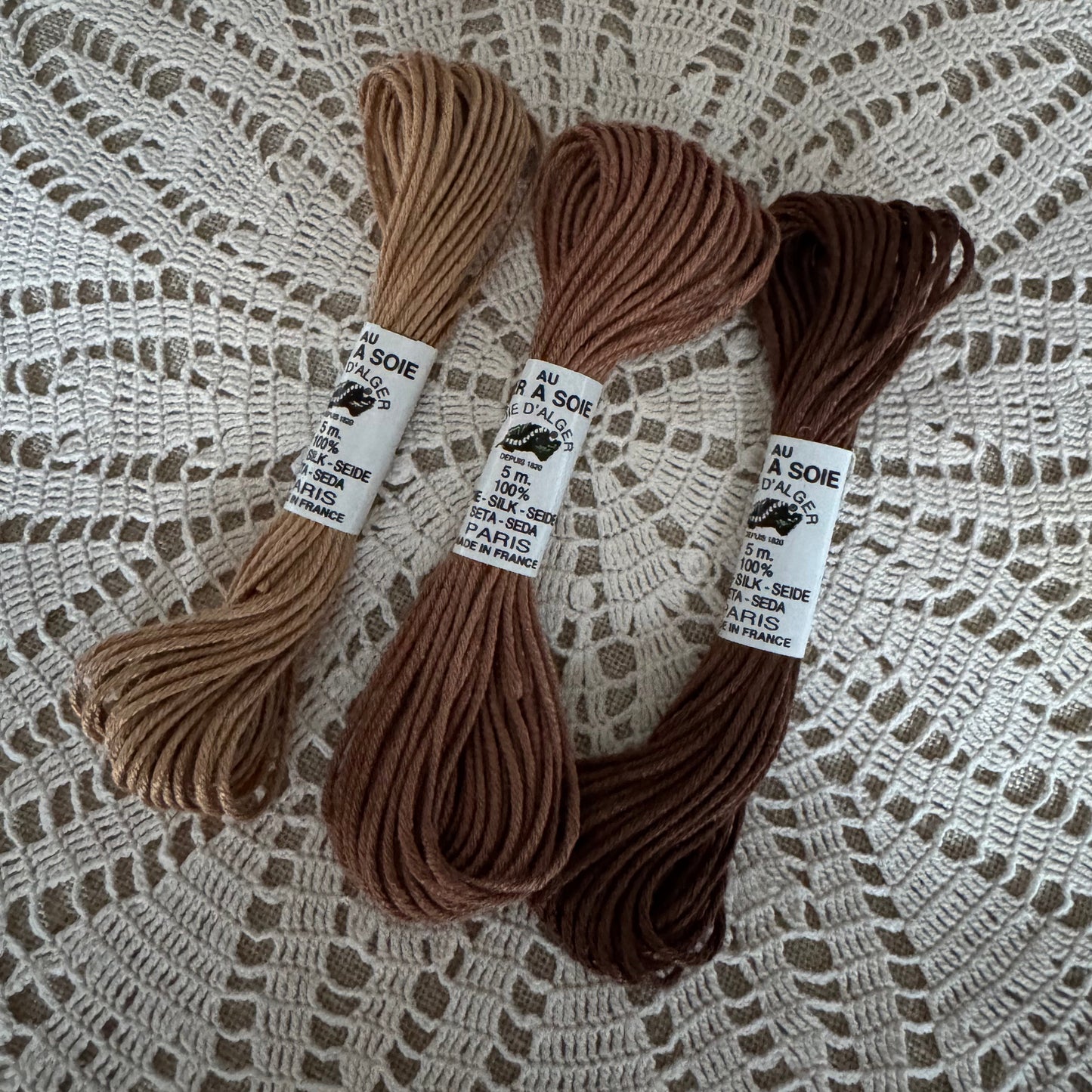 Pack Especial Hilo de Seda - Pantone 2025 - Estudio Era, Espacio de Bordado