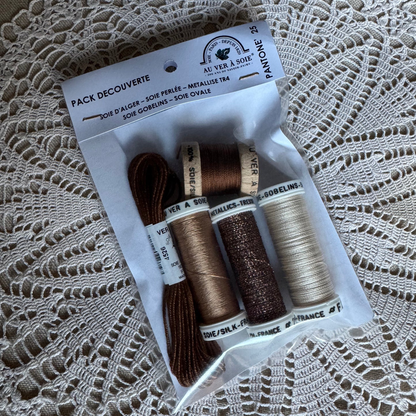 Pack Especial Hilo de Seda - Pantone 2025 - Estudio Era, Espacio de Bordado