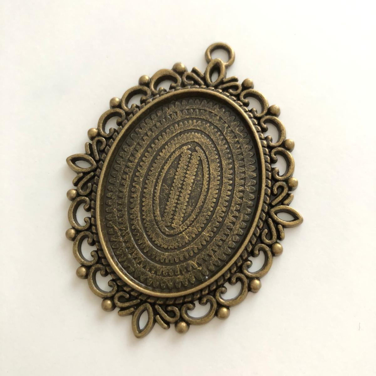 Medallón Vintage Ovalado Zinc 5.5 x 4,8 cm